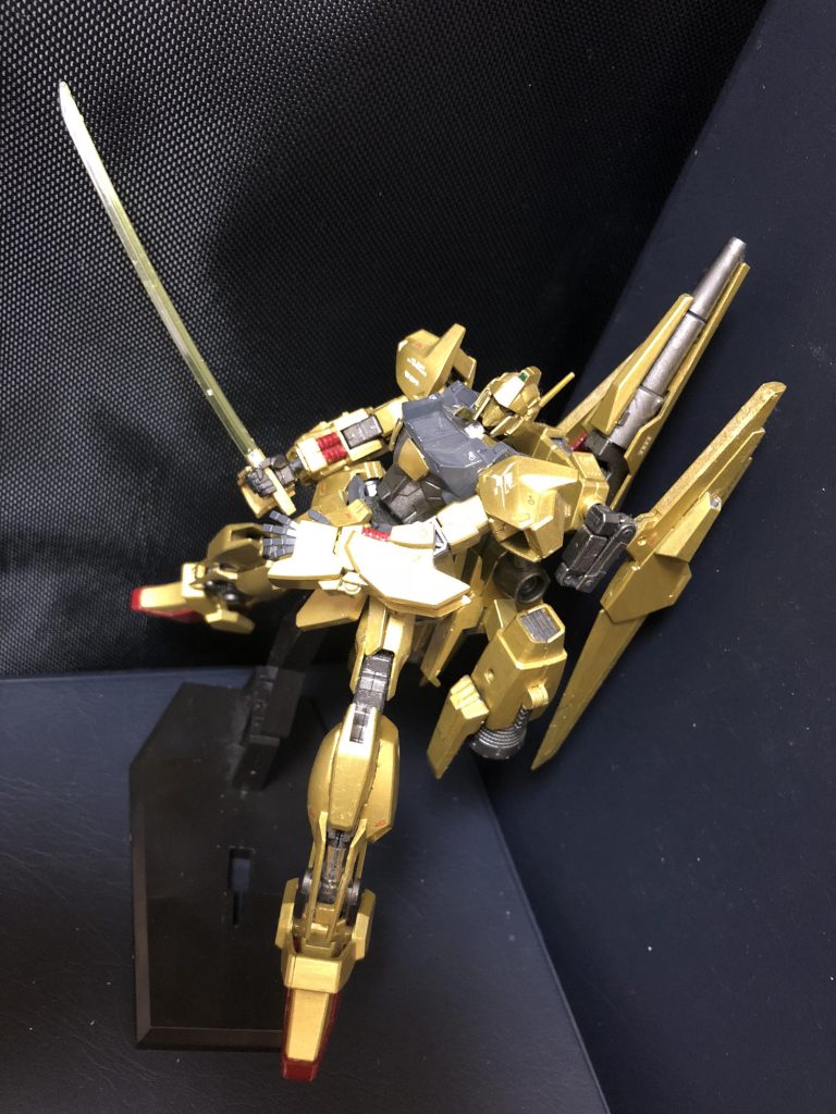 その為、設計を再度見直しバックパックに高出力、高火力のメガライドランチャーシステムを搭載し、機体の高性能化を図ったMSが百万式である。ただし、大型のバックパックを背負う為に回避能力は低下しているが、その分のカバーとしてシールドを装備する。また、腕部に追加装甲を施す等、防御力も上がっている。
さらに、バックパックのメガライドランチャーシステムを流用する事で簡易的な可変を行う事も出来る。