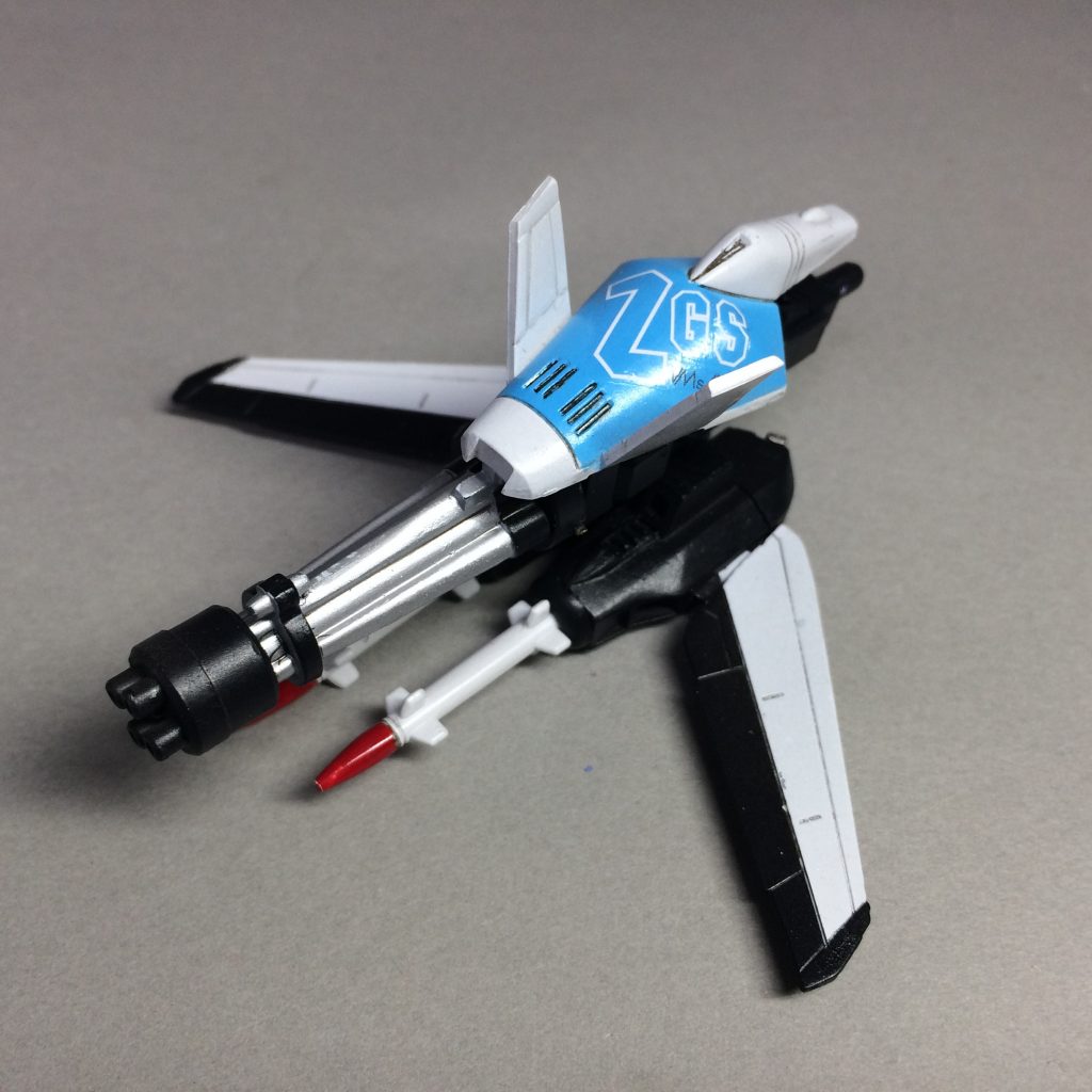 武装を合体させた支援メカ『バルカンセイヴァー』です。
バネ発射ギミックはオミットし、ギミックのための穴はパテで埋めました。両肩のと同様、翼はビルダーズパーツに付け替えています。