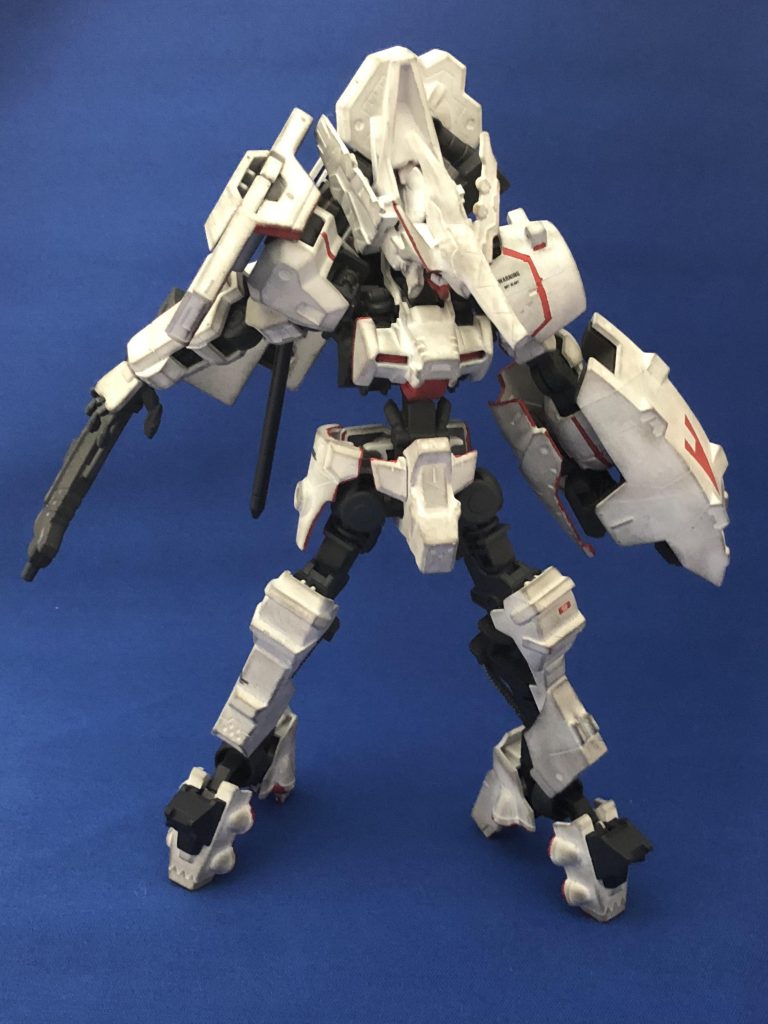 ほぼ分からないのですが、スプリッター迷彩を施しています
近似色すぎて白一色にしか見えないです