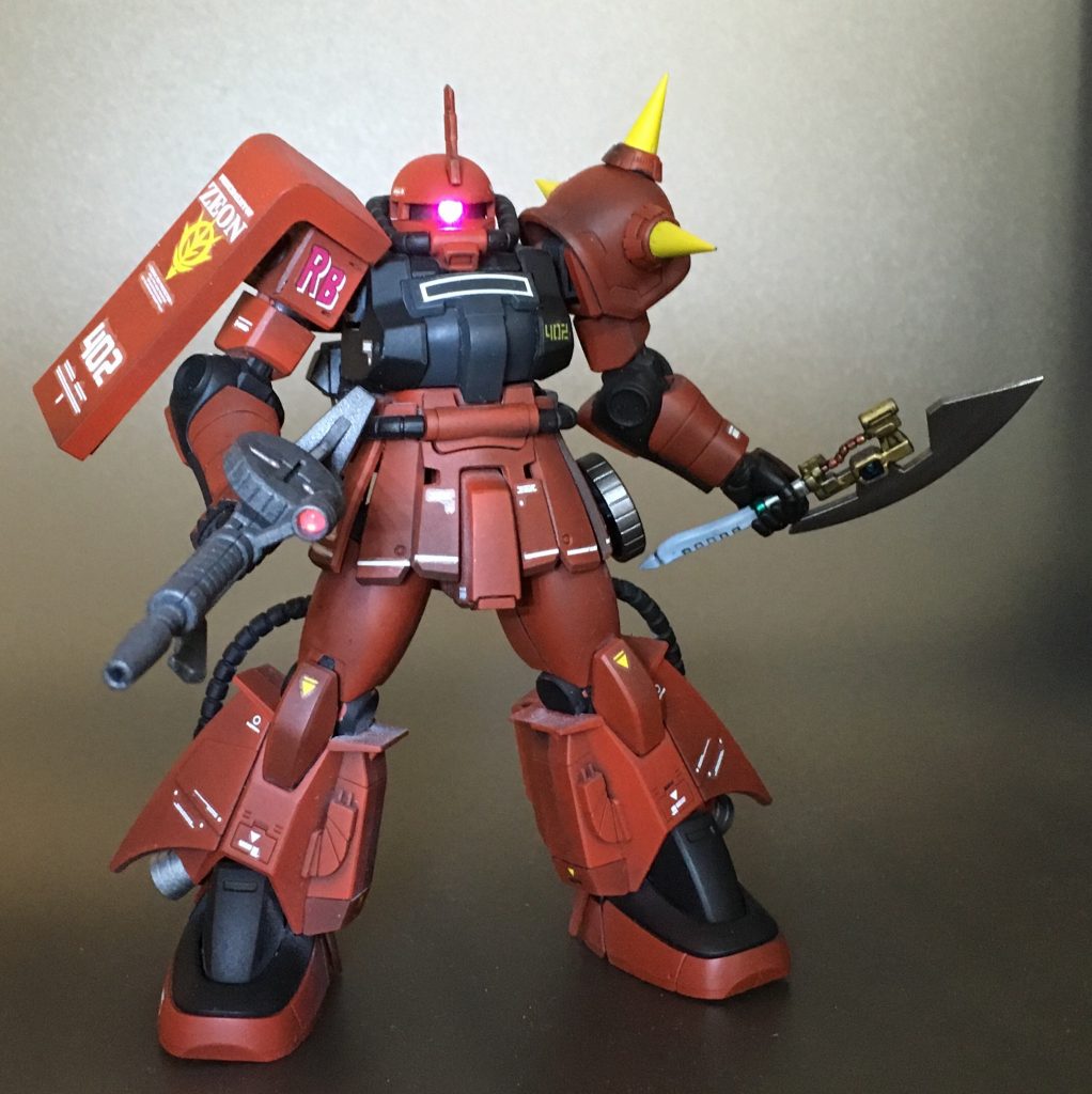 正面、シンプルに立ち姿がカッコ良く写る方向を探し続けて辿り着いたのがこの位置からの撮影。どっしりとした構えから只者のザクではない感を醸し出しています♪