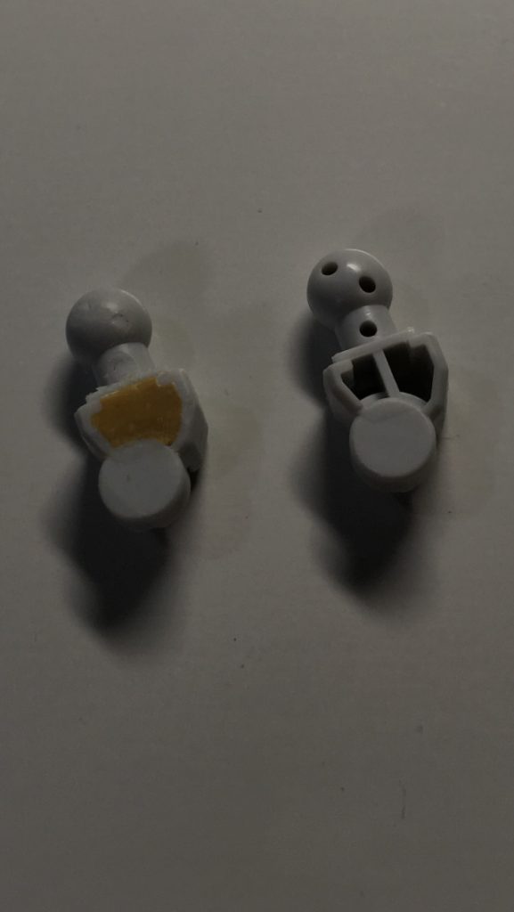 肩のフレームと足の上の部分は、穴が空いてる部分が外から見えるため、 穴埋めしています。 小さな穴はホビージャパンの作例を真似してエバーグリーンの1ミリの丸棒で穴埋め パテで埋めるのが難しいので、この加工はかなり便利です。 足の部分は写真撮り忘れました(−_−;) 余談ですが、塗装する場合はグレーフレームがオススメです。 今回、白をグレーに塗り直しましたが、塗装が動かすたびに剥がれました。