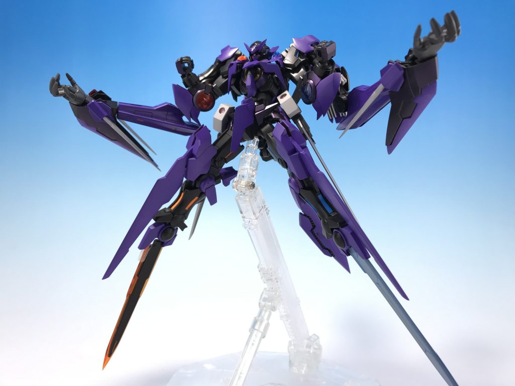 ## アサルトモード
両脚を大剣化、背中の隠しきれない隠し腕を展開、両肩のアヴァランチは背中へ。
差し替えナシです。
攻撃に特化した突撃形態、という設定。わかりやすく強そうなシルエット。