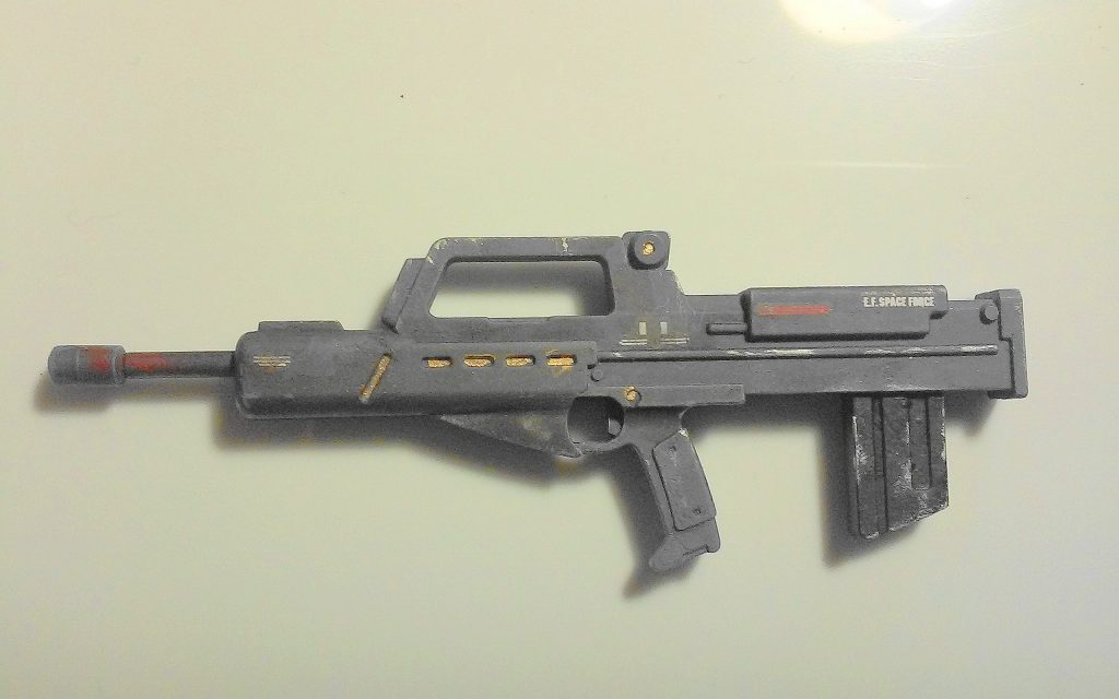 ライフルは毎度のガンメタで塗って、スポンジ使ってシルバーで傷をつけ、銃身は焼けた感じを出すため多少赤、黒、茶を塗りながらスポンジ使って処理しました。