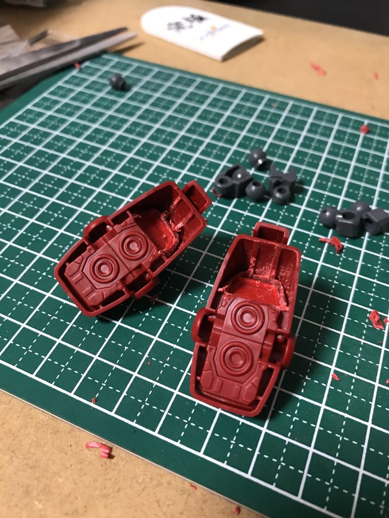 重量増加のために、体の各部、特に足の方にガン玉を仕込んでます。