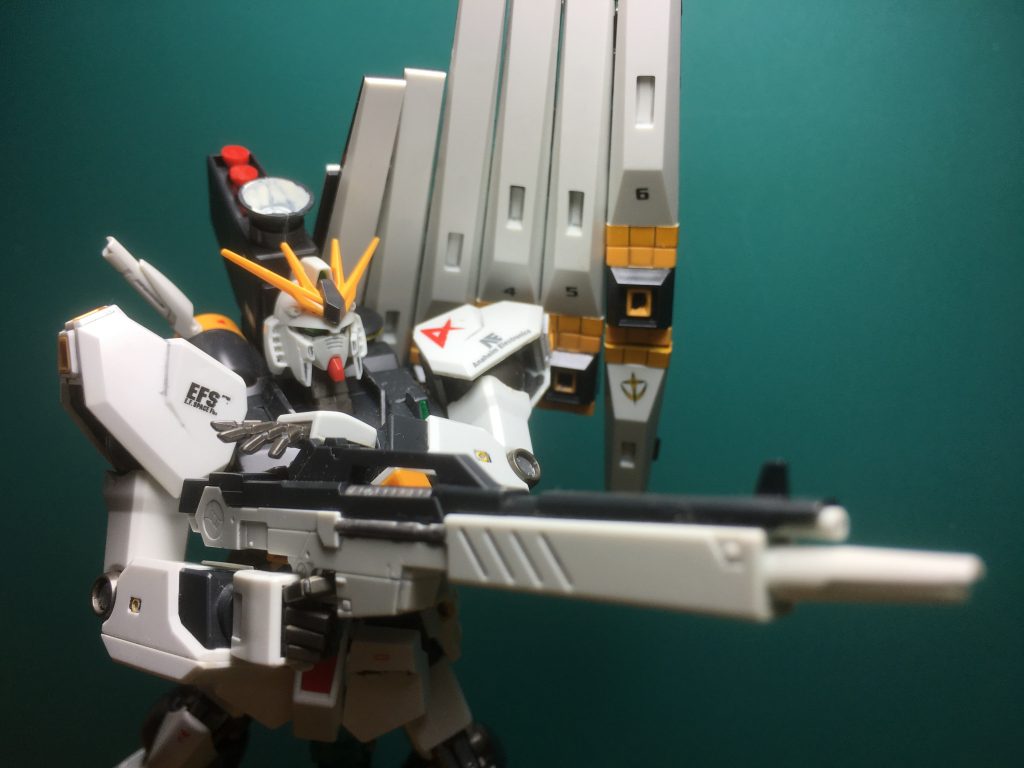 　フィン・ファンネルは形状の都合上、接続部で内側にだらんと下がったり反ったりするので、付けた状態では飛びポーズなどの撮影は難しいと感じました。

　なんでこっちは全機フル可動してHi-νガンダムでは2機しか可動しないのだ…