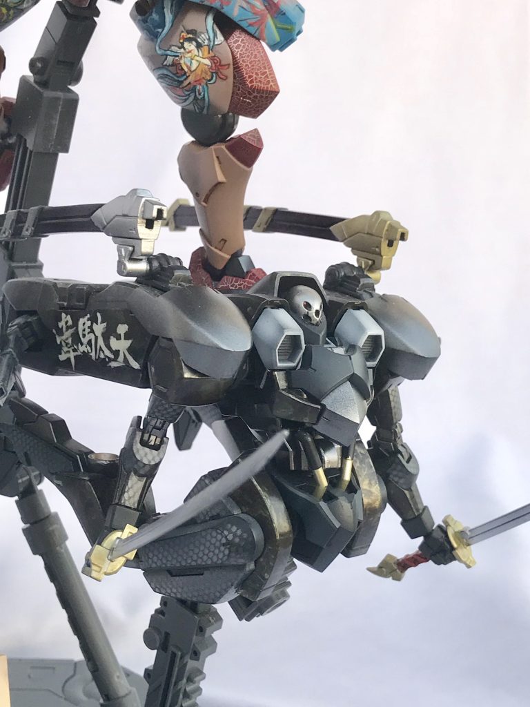 ラフタ機、右側面には「韋駄天」、左側面には「疾風怒濤」の文字が書いてあります。二の腕や太腿の模様は安っぽ〜いクノイチものなんかでよくある、鎖帷子のつもりの網タイツを狙ってみました。