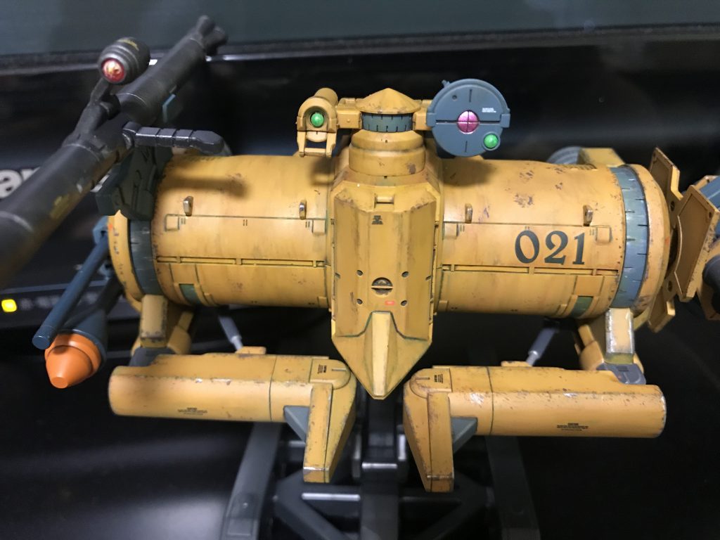腕部格納&バズーカ。センサー部はダイソーのネイルパーツで色がそのままだとマッチしなかったので、塗装してから貼り付けています。