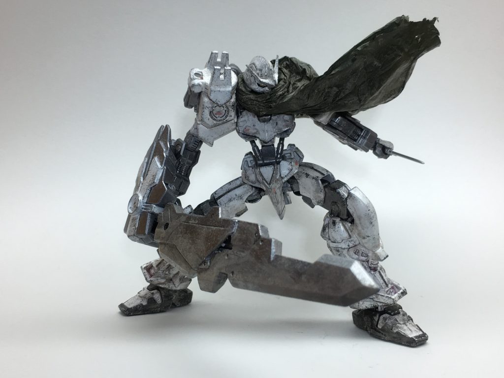 ナックルシールドは右腕に装着可能で、大剣を使う時に主に使う感じです!