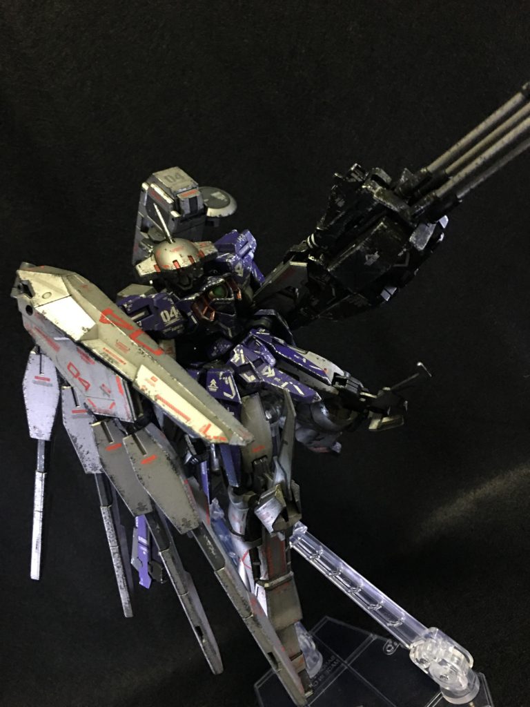 ポージングその2
翼部を盾として展開している状態です。