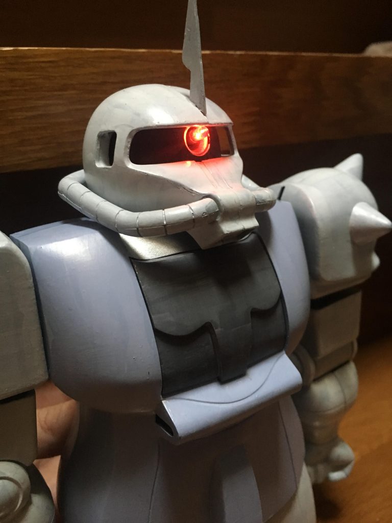 モノアイの発光ギミックですが、金具の接触が悪かったせいか上手く光りません。