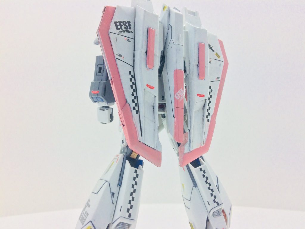 後ろから

白黒のデカール多めでレーシングカーのような雰囲気になりました

ちなみにウェイブライダー形態なんですけど、バックパックの展開が塗装のせいでできなくなってしまいまして変形できないんですよね… また今度リベンジしたい所。