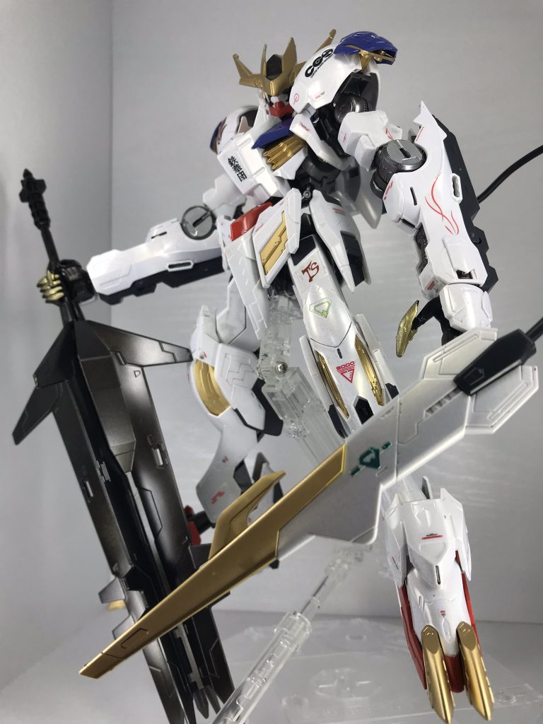 鉄血の機体のイメージと真逆の艶々仕様にしています。