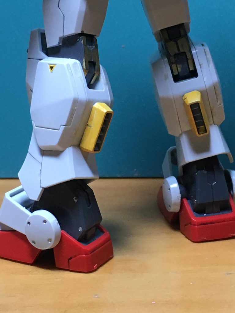 肩とふくらはぎにはビルダーズパーツHDの「MSバーニア01」を接着。