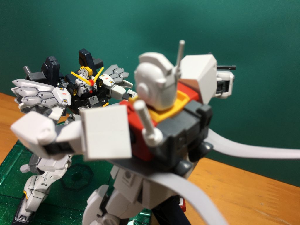 本来は専用持ち手を使う都合上、HGFA共通のポリ製武器持ち手は余り扱いになります。しかし、背中に装備する時の飾り持ち手と併用して、TV版前半のように、「弓状の刃の内側で斬る」持ち方もできます。
 某戦いの神がライダーカッティングするように持たせることも可能です。