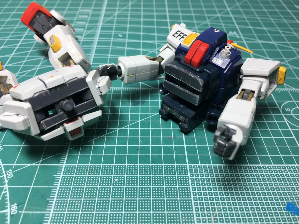 腰は回らなかったので、腹部と腰関節にランナータグをそれぞれ貼りかさ上げしました。しかし腹部に貼っては余計腰が回らなくなると気づいたのは完成後でした。