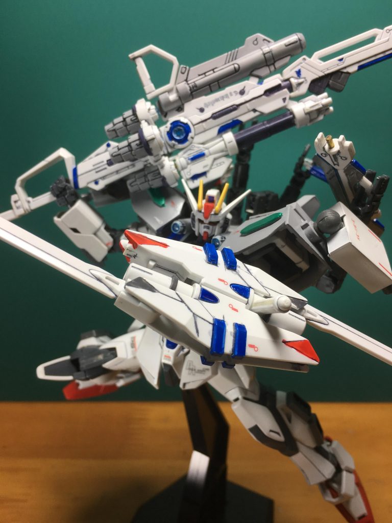 ホビージャパン2014年5月号付録のカレトヴルッフ炎を使用し、青く塗り替えました。レンズ部はいずれもメタリックブルーで塗装し、サイトレンズ01をはめ込みました。
 
 ビルドナイフ・ガトリングガン・ビームライフルは1.5mmシンチュウ線で組み替えられるようにしました。
 なおカレトヴルッフ炎ソードモードでは先端から大型ビームサーベルを発生させる設定ですが未だ作ってません。ビーム刃を取り付けられるようにビームライフル炎は銃口の穴開け工作をしましたが側面につき抜けて失敗、1.2mmプラ板で銃口周辺を作り直しました。