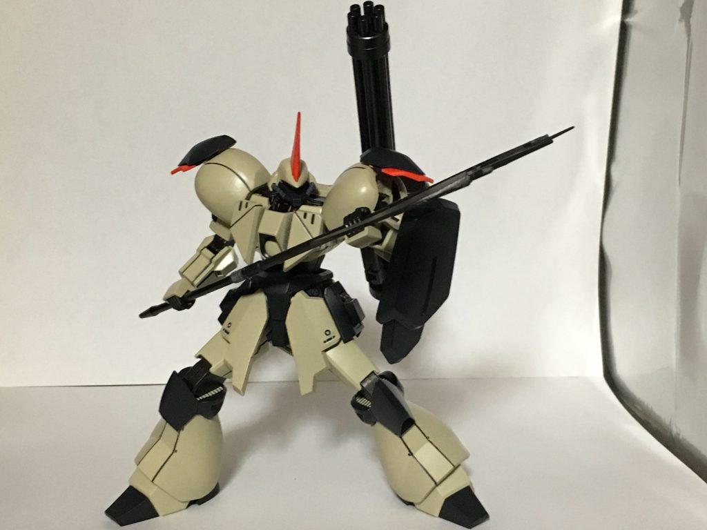 武器はバリスティックアックスベースにをプラ板で刃を大型化したリベイクアックス、バックパックにガトリングガンを搭載しています