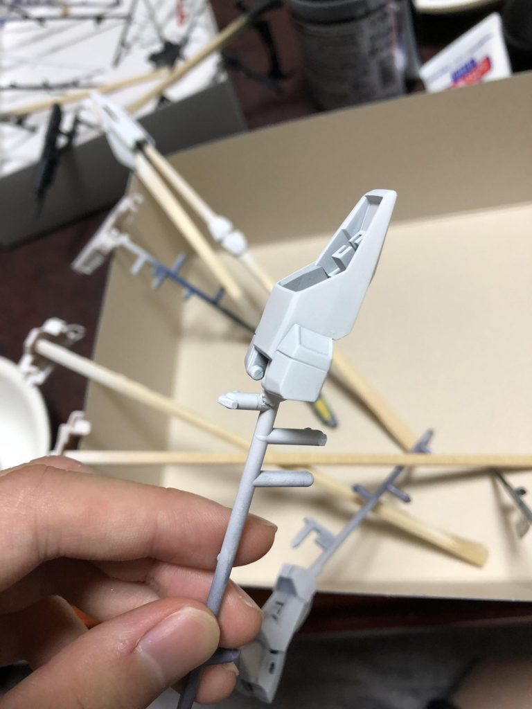 塗装は今回も缶スプレー。今回は白サフを吹きましたが表面処理は省略。