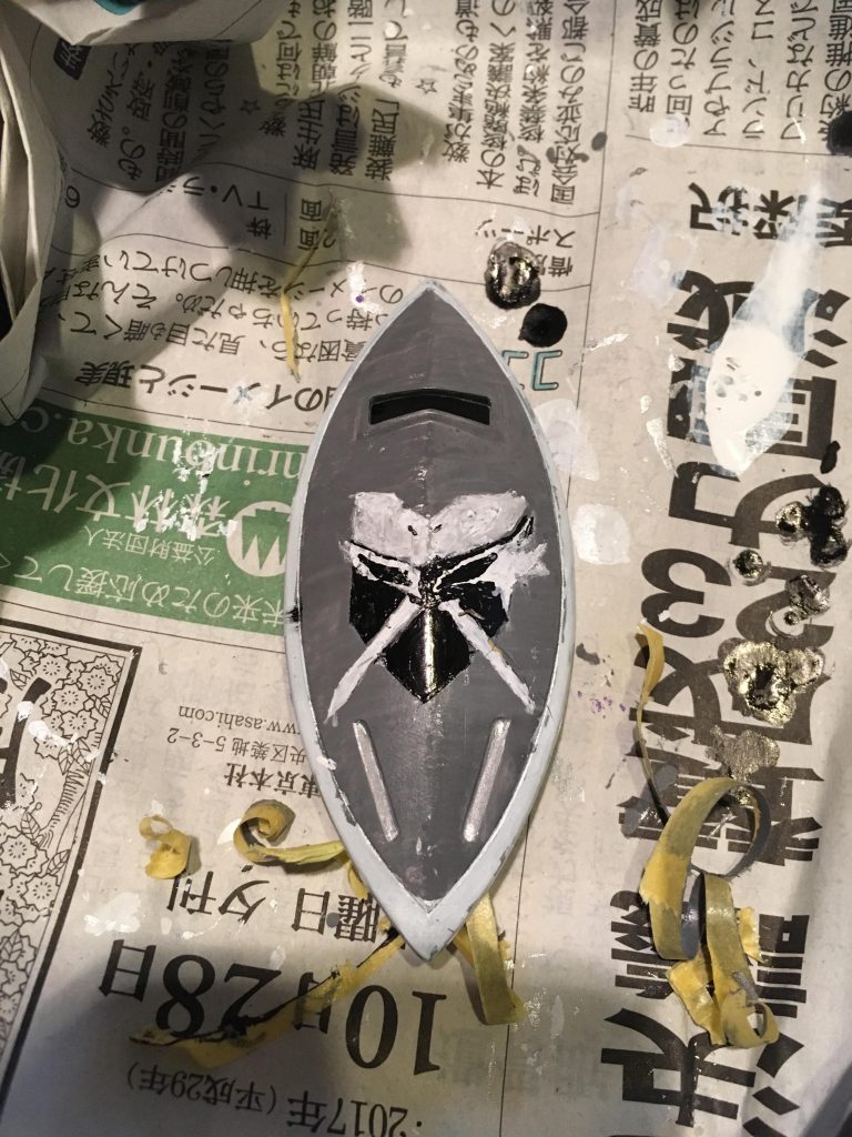 マーキングはガンダムマーカーのインクをつけた爪楊枝を使用しました。
シールド部分のマーキングに関してはマスキングテープで大まかな見当をつけて描きました。