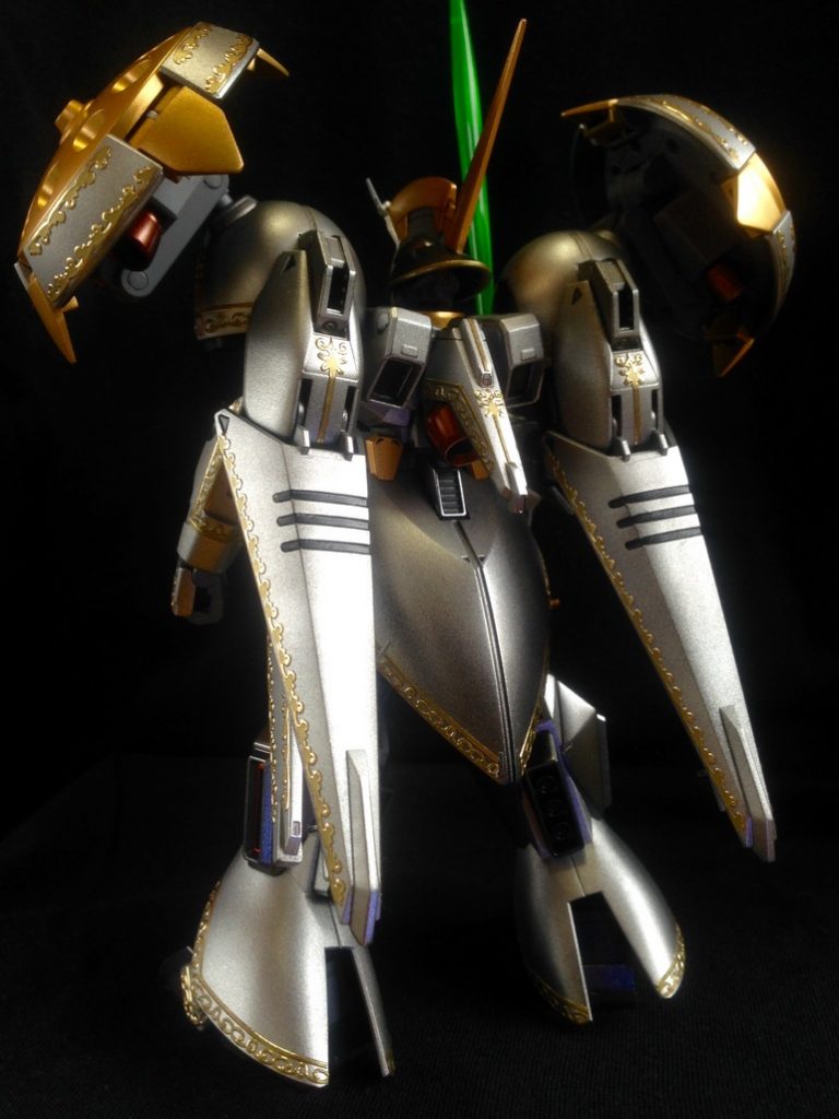 エンボスステッカーという手芸用品を使用してエングレービング風に仕上げています。