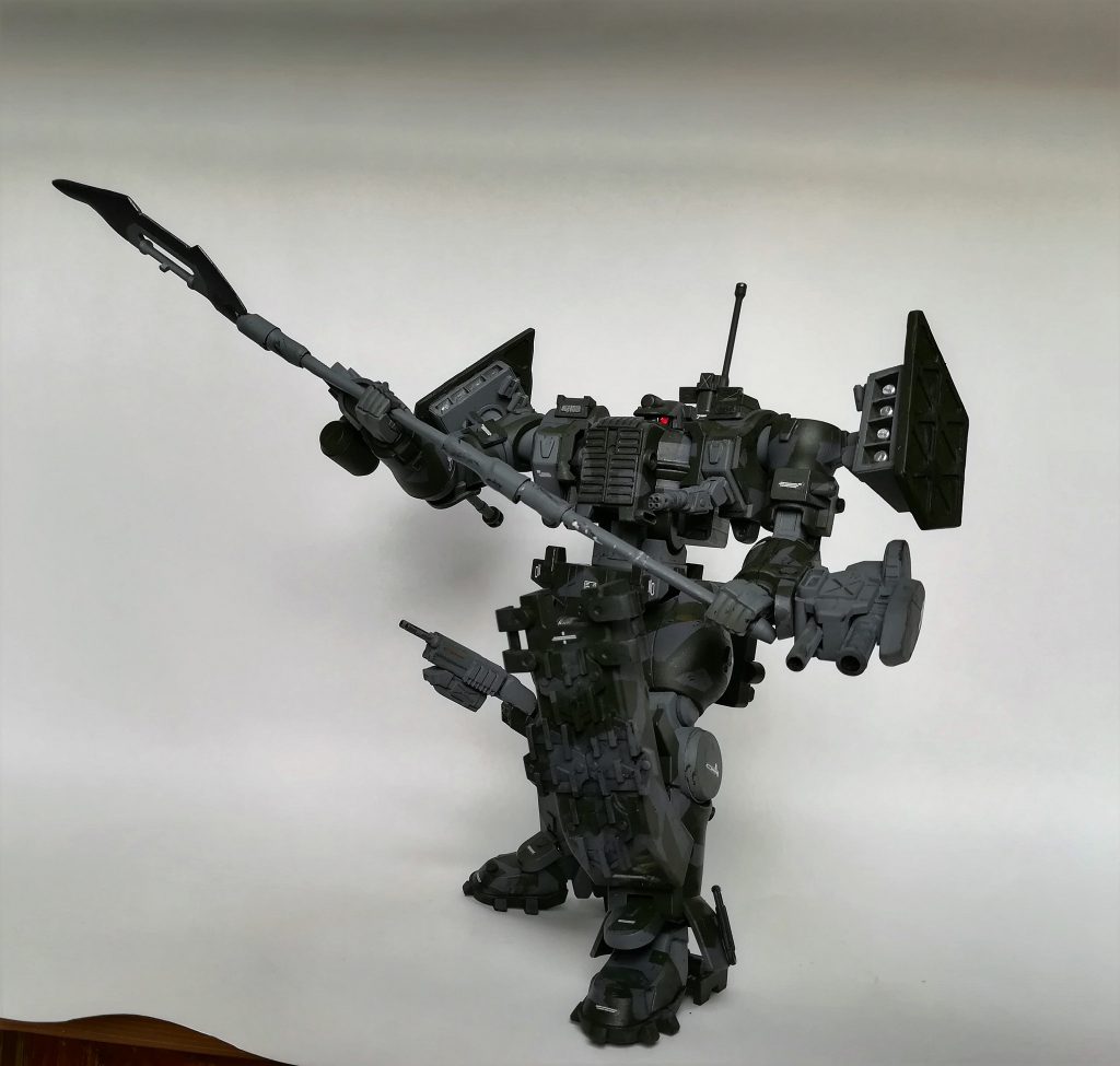 2本つなげる事で全高以上の長さになります。ソケットレンチみたいに便利です。
左胸の30mmガトリングガンも、そのスペースに無理では？と本体を外付けにしました。
手持ちのパーツからして20mm4砲身くらいかなと思います。