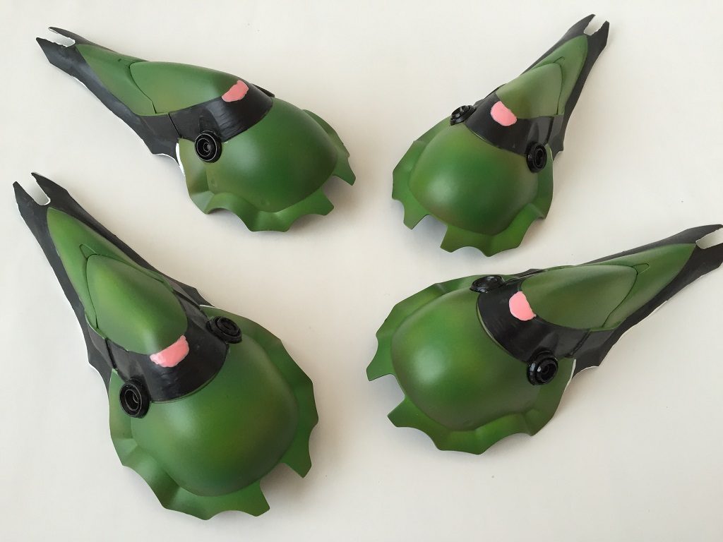 個体たちはもう終齢幼虫。
それまでの小惑星を模した皮を脱ぎ捨てました。
頭部にあるこの巨大なモノアイ。レンポウ門を威嚇する擬態で、ただの模様です。
本当の目は下部にある黒い丸です。