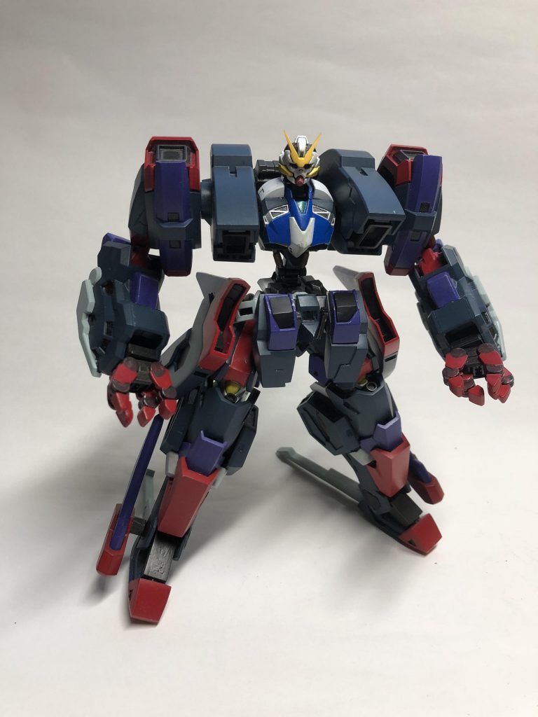 両ブースターを変形させることでフルカウル形態に。胸のスカスカ感は否めませんが胴体が見えてるおかげで強化アーマー感がわかりやすくてお気に入りの形態の1つです。