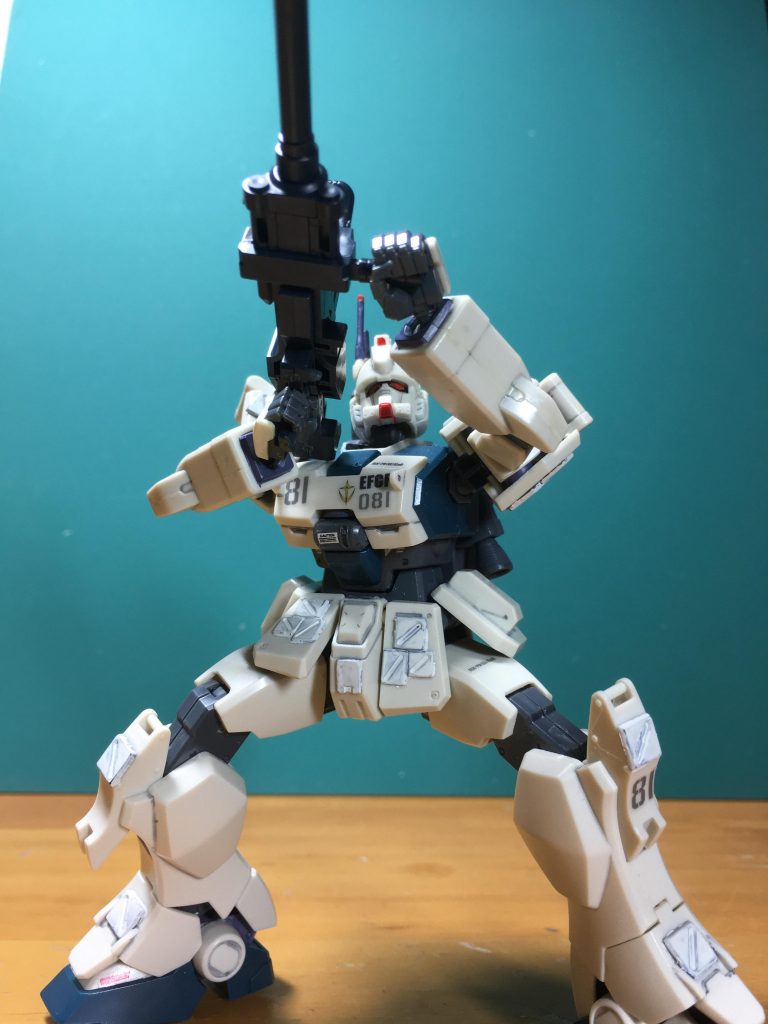 　「陸ガン地上戦セット」から右の可動式手首を使い、180mmキャノンも自然に持てます。

　首は上を向いたり、顎を引いたりしやすいように胴体側のボール受けにランナータグを貼り、1㎜かさ上げしています。