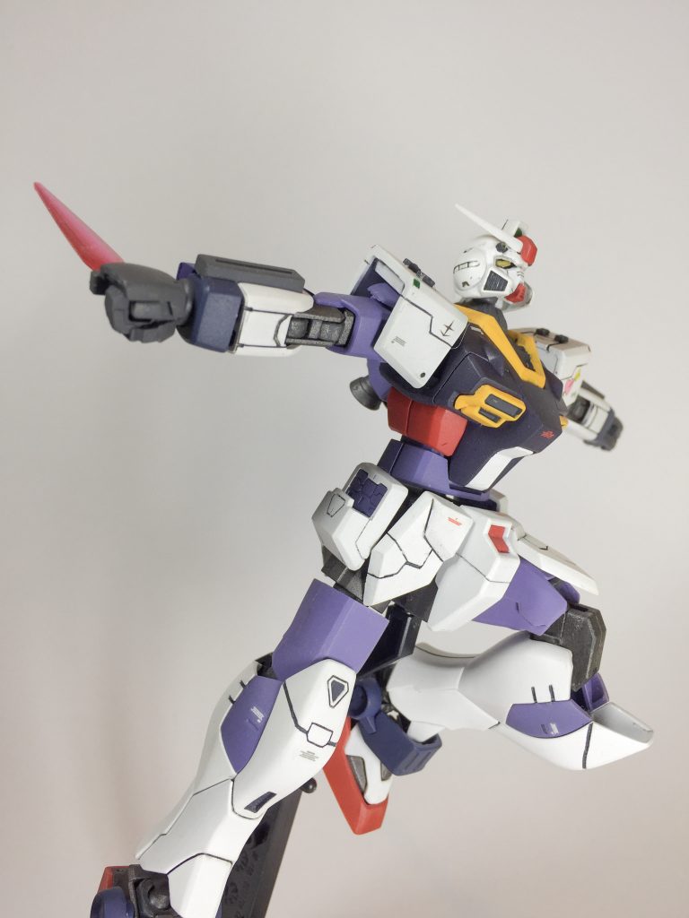 アクションポーズを
肩の連邦マークがオシャレでしょ？←