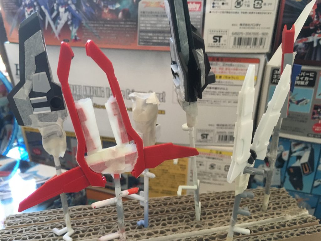 塗装はすべてガンダムマーカーです。
青=ガンダムブルー
緑=同 蛍光グリーン
赤=同 レッド
黄=同 イエロー
グレー=同 グレー