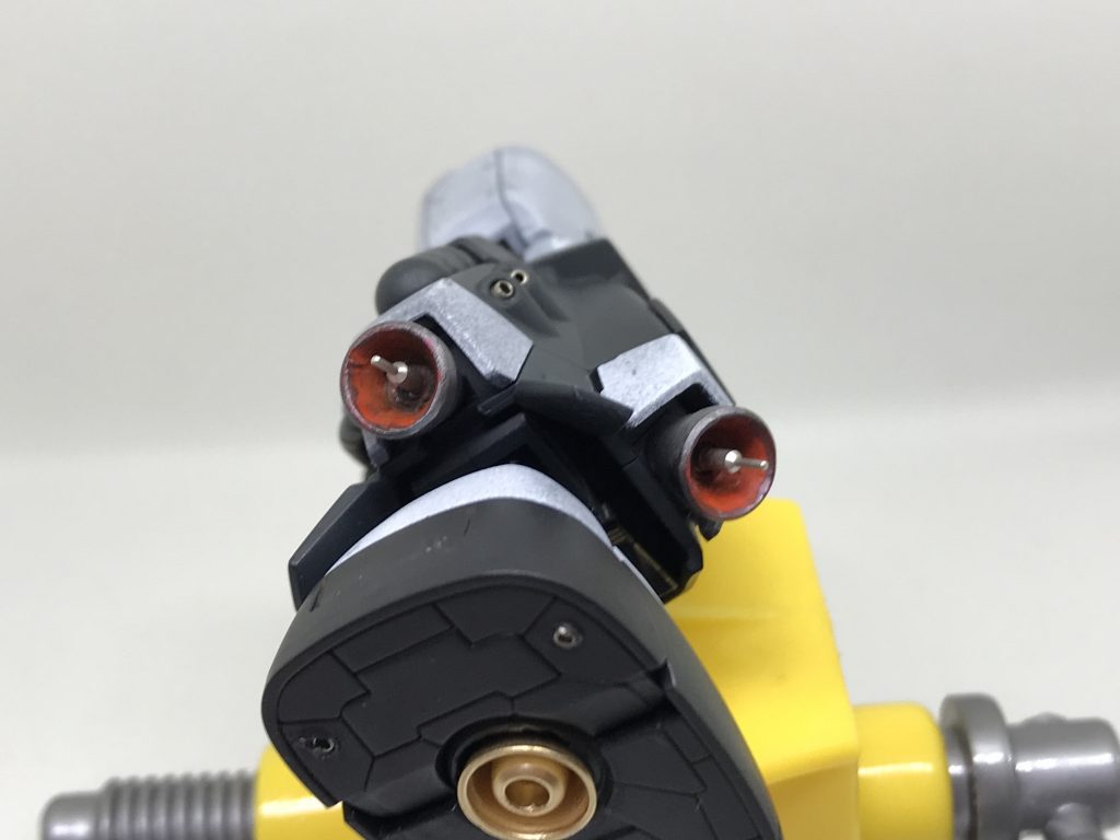 足の裏は100均のスタッズとメタルボールでディテールアップ。脚部バーニアはICソケットピンでディテールアップ。