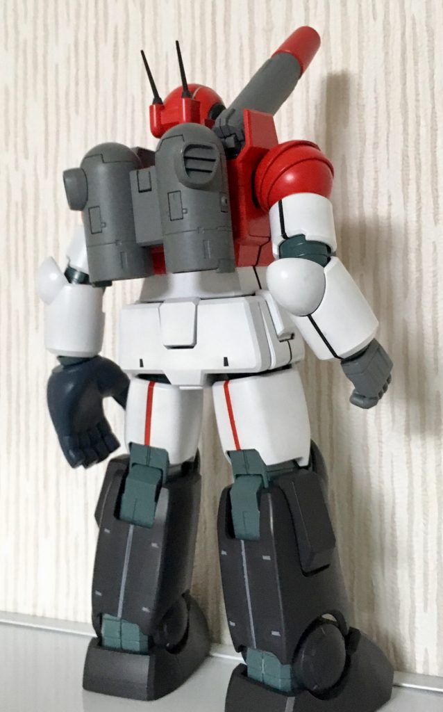 後ろから。グローブから砲身へのパイプは上手く纏める方法が思いつかなかったので、そのままです。