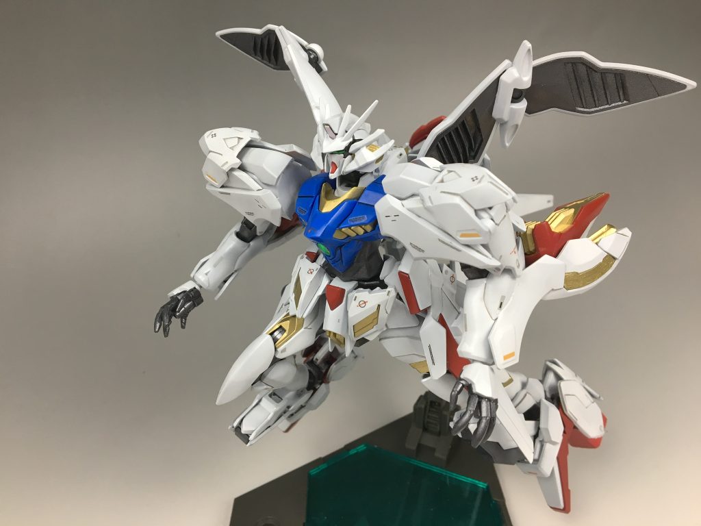 羽は基本的に閉じてる方がかっこいい気がしますね。バランス的に上半身がくどくなる気がします。