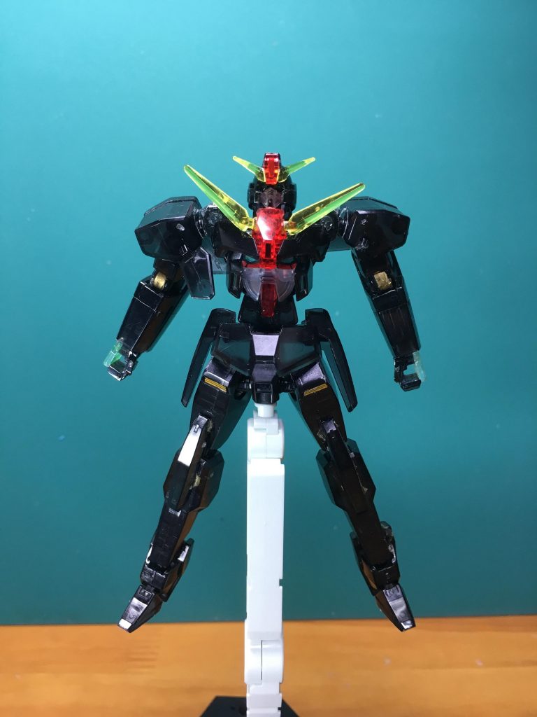 トライアルフィールド発生中。リボーンズに撃ち抜かれましたがガガの動きを止めてくれたおかげでソレスタルビーイング側も戦いやすくなったのではないでしょうか。
塗装はやっぱりガンダムマーカーです。
グレー=ガンダムマーカー ガンダムグレー
赤=同レッド
緑=同アイグリーン
ほとんど白と黒ですから、塗装色も少なめです。