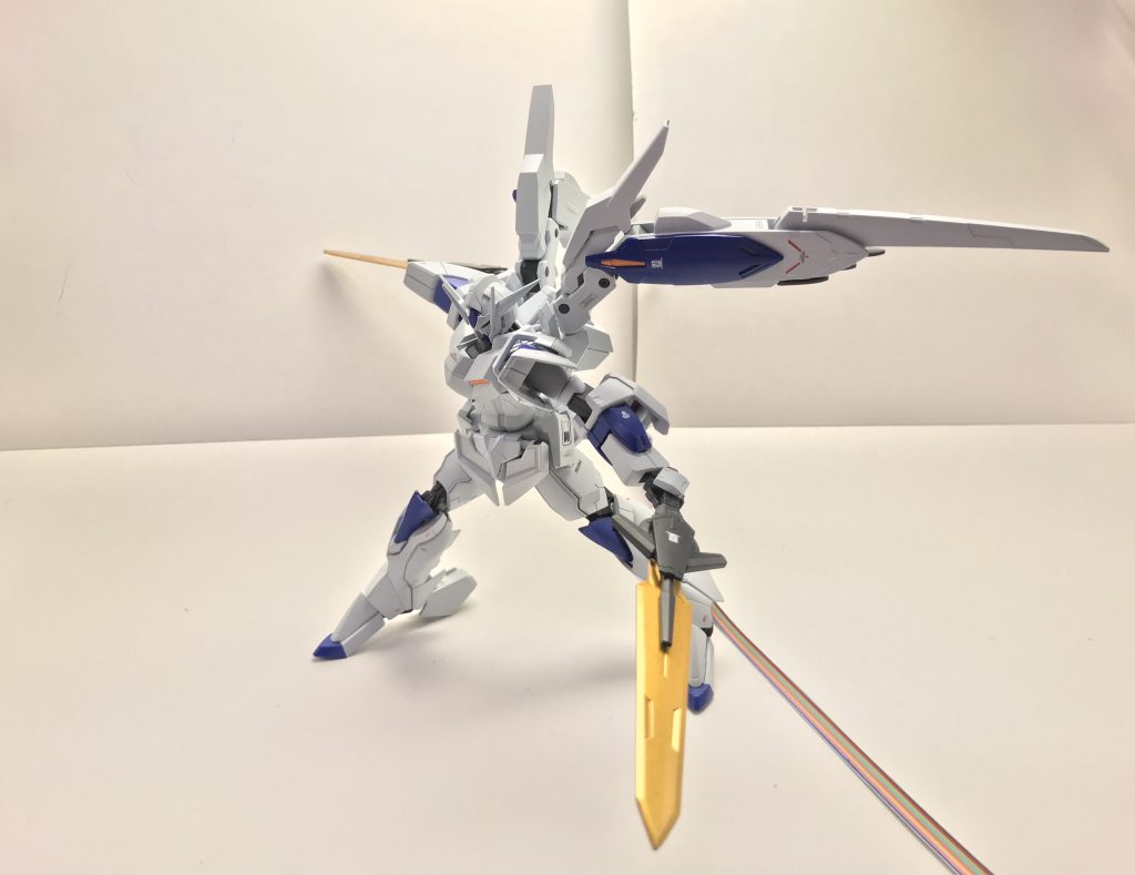 本機にはリバーシブルガンダムが原型機として使われている兼ね合いで踵部分のホバー機能も備えられているため、陸戦性能も大幅な向上を果たしている。このカスタマイズは格闘戦を仕掛けなければならない本機の運用と非常に噛み合っているため、空陸宇、隙のない性能を誇る本機は対峙したダイバーに強く印象を残したという。