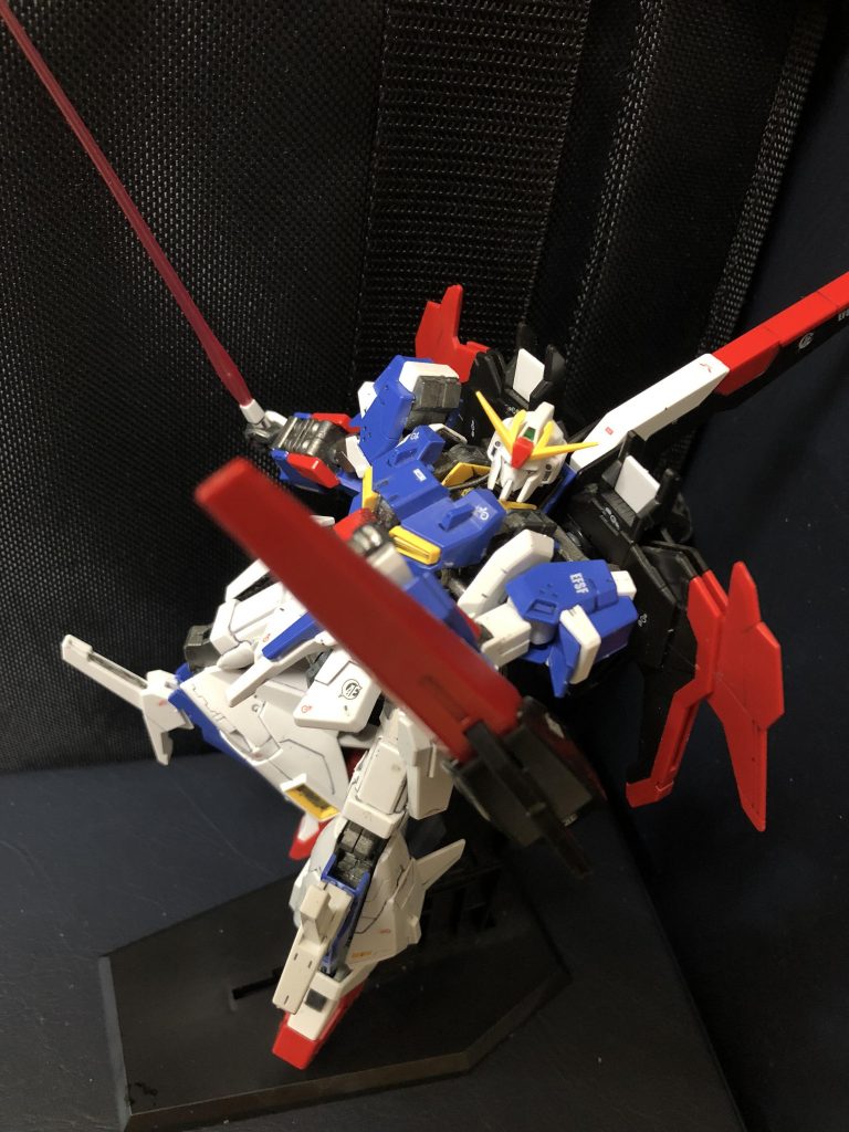 ・ビームサーベル
腰部のサイドアーマー内部のホルダーに左右1基ずつ収納される。出力は0.65MW。
ビームガンとしての機能はオミット。
・2連装グレネードランチャー
左右の前腕部に装備。標準状態の装弾数は片側4発。名称や外形はグレネードであるが、簡易なロケットと追尾装置が組み込まれており、実質的には短距離誘導ミサイルである。作戦によっては別の弾倉に装填可能。
・シールド
実体式の防御兵装。Ζガンダムとは異なり、上下を反転させた状態で腕部に装着する。
ビームライフルと同様、バインダーを外せば背部左側にマウントできる。
・メガ粒子砲
シールドの先端部に1門内蔵されている。
背部にシールドをマウントした状態ではキャノン砲としても機能する。ウェブライダー時も使用可能。