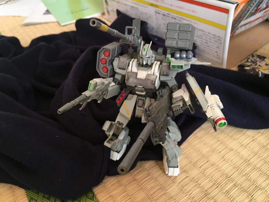 180ミリキャノンとミサイルポッド、ロングレンジライフルを装備した形態です。