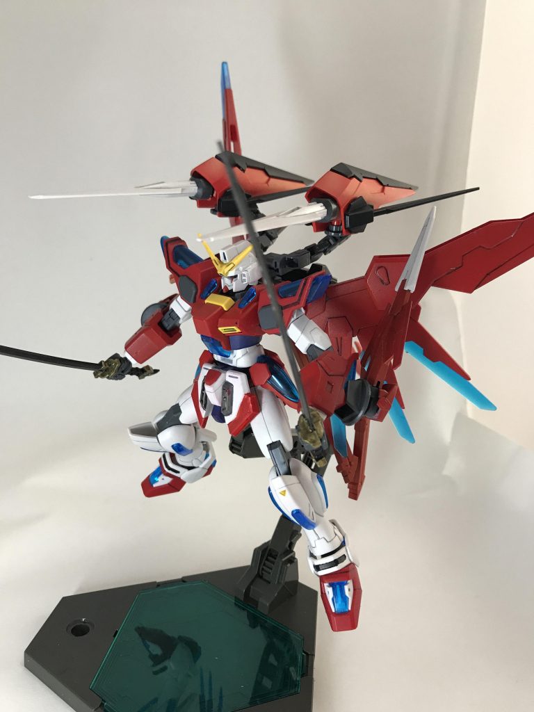 重装形態です。ダークマターブースターを流用して機動性の向上を目指し、GNソードⅡを砲身として接続しました。アームはスカルウェポンのものを使用しています。