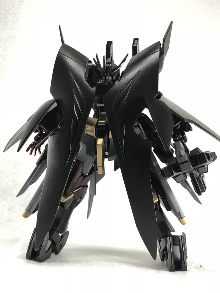 大変見にくいのですがこちらが防御形態となります。
設定上この状態の時にデスサイズヘルやブリッツと同じように姿を消すことができます!