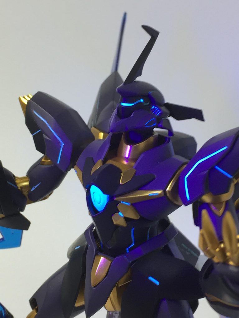 各部に蛍光塗料を塗ったので、ブラックライトを当てれば光ります