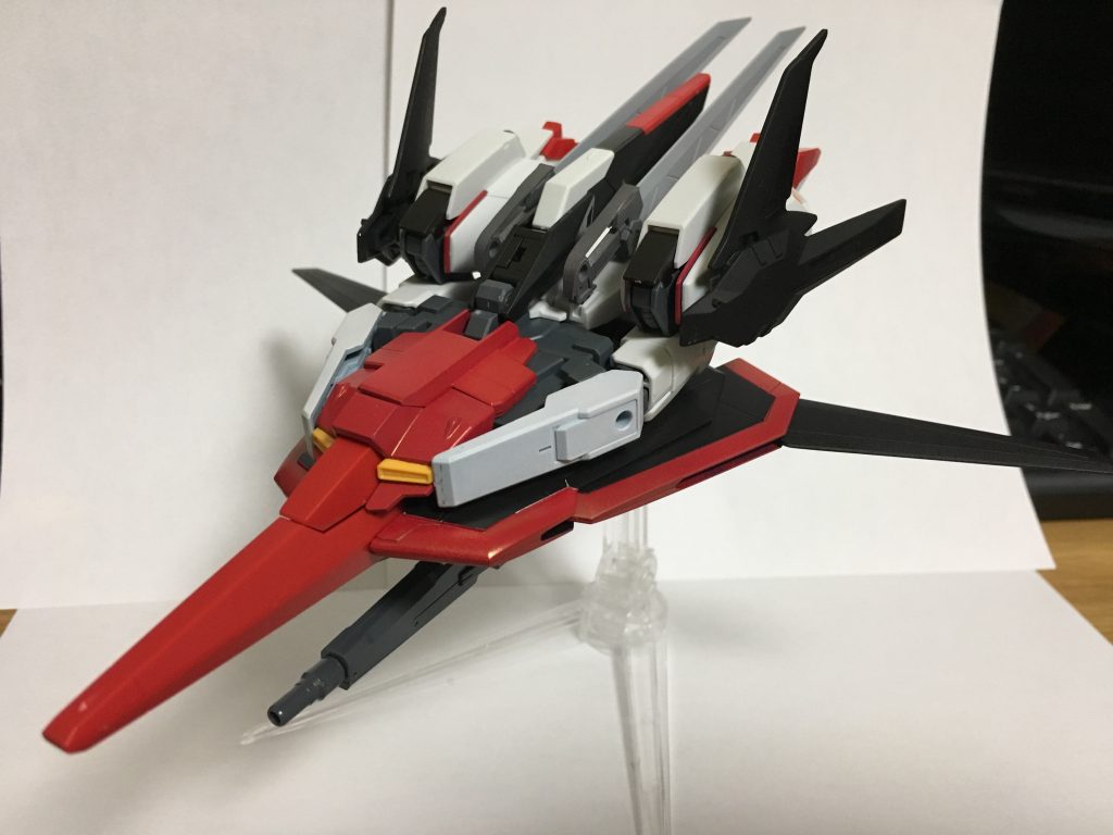 ブレイズモード(ウェイブライダー)。ブレイズはまんま炎からです。ウイングの大型化と実体剣から素組みより派手になりました。