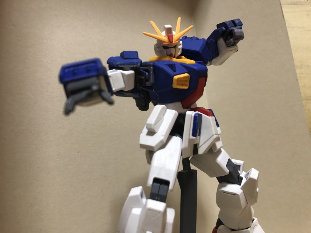 Ez-SRのガントレット(腕装甲?)を装備しているので当然電磁ナックルも装備。画像の通り肉弾戦もいけます。
電磁系パンチと聞いてジェットマ○ナムを思い浮かべたのは投稿者だけではないと思います。