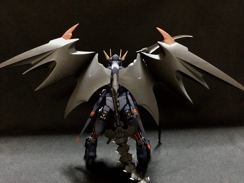 背面のデビルウィングと尻尾。