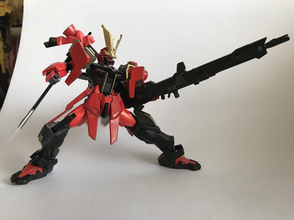 主武装は対艦刀と大筒を模した長距離ビーム砲の２つです。
刀は実剣とビームサーベルの切り替えが可能になっています。