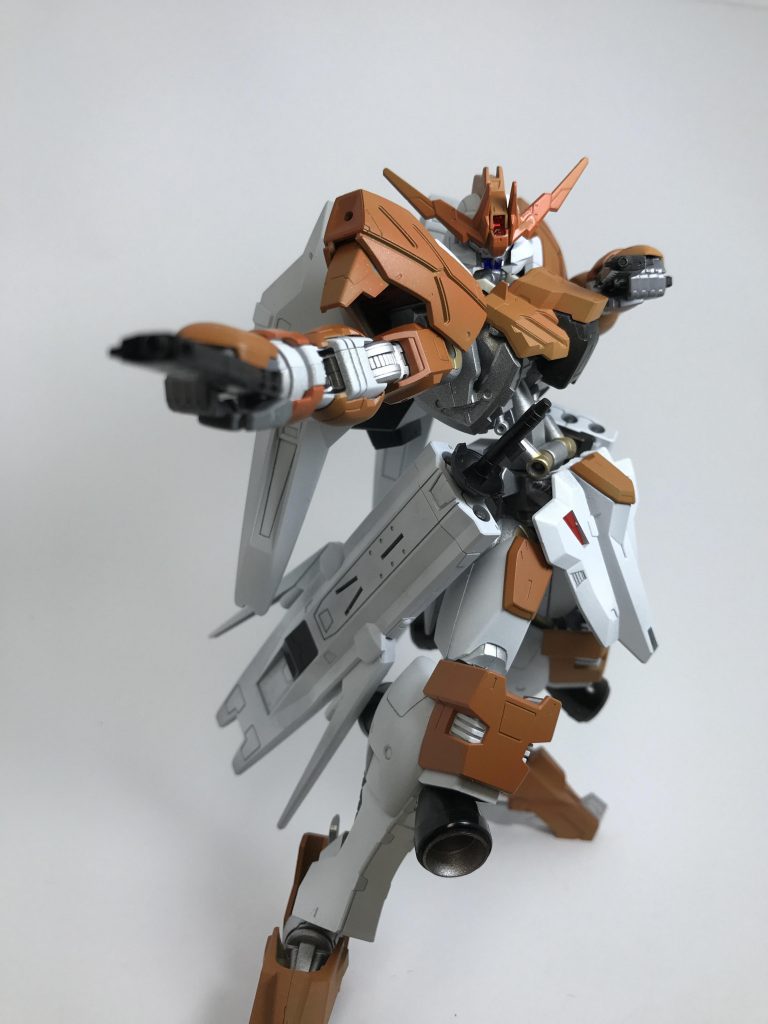 ハンドガンを構えて。