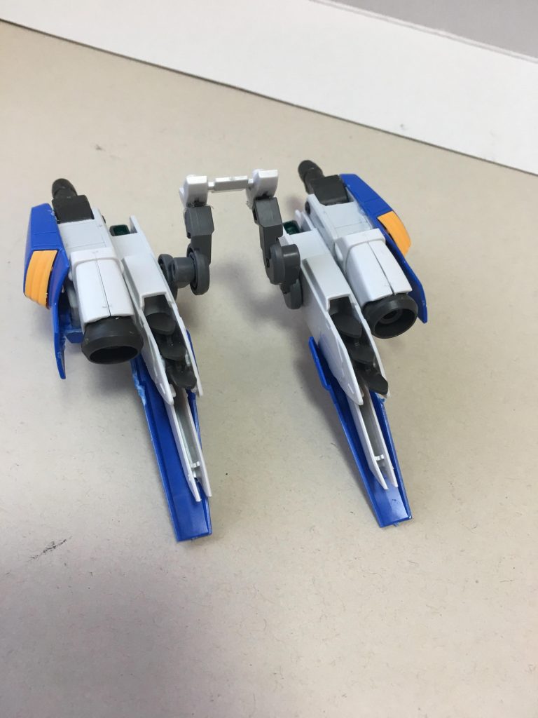 ブースターはバエルベースにZZⅡの太もも、脹脛カバー、腰のサイドアーマー、アスタロトオリジンのバーニアを組み合わせました
接続アームはグレイズのパーツを加工しています