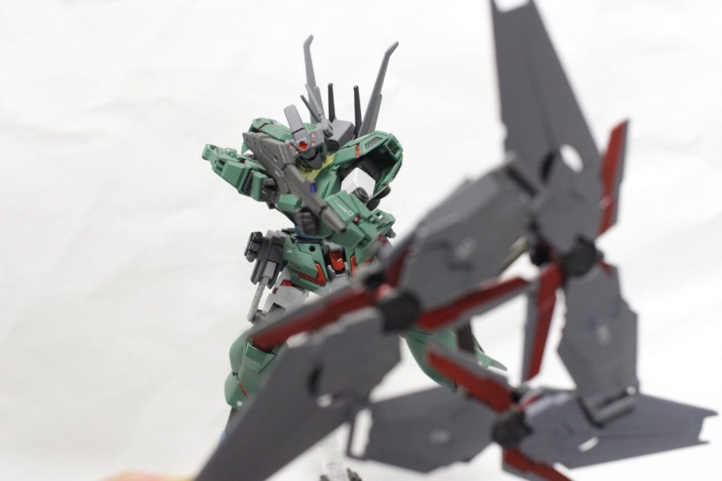 装備していた5枚シールドはシールドファンネルとして機能しますよ。(手持ちのスタンドの関係で3枚ずつしか写ってないけど)