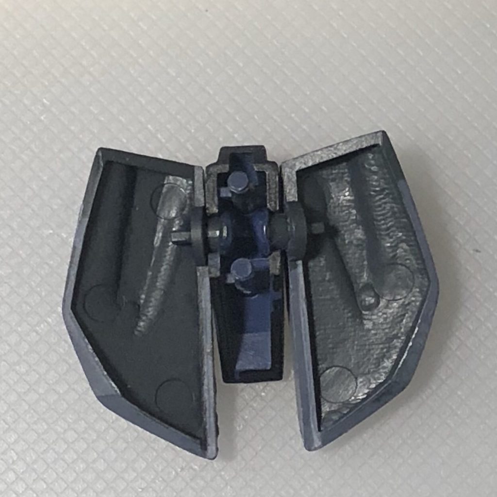 フロントアーマーを切り離して左右独立可動するようにしました。中央でカットして断面を炙って別パーツ化してます。