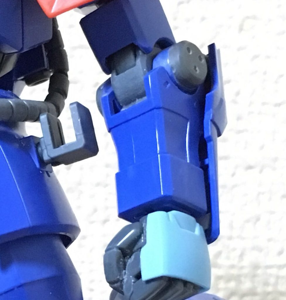 塗装前の腕の状態です。肘の丸モールドは設定画に合わせて市販品でボリュームアップ。手首も力強さが足りないので、握り拳をHGUCグフカスタム、武器持ち手をザクアメイジングのものに交換。