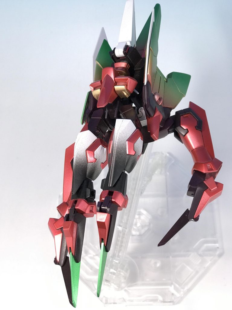 上から見るとこんな感じ。
アンクは各部が赤→黄→緑とか白→黒のグラデーションがかかった、複雑なカラーリング。
というわけで、図らずも初のグラデ塗装に挑戦することになった作品でもあります。